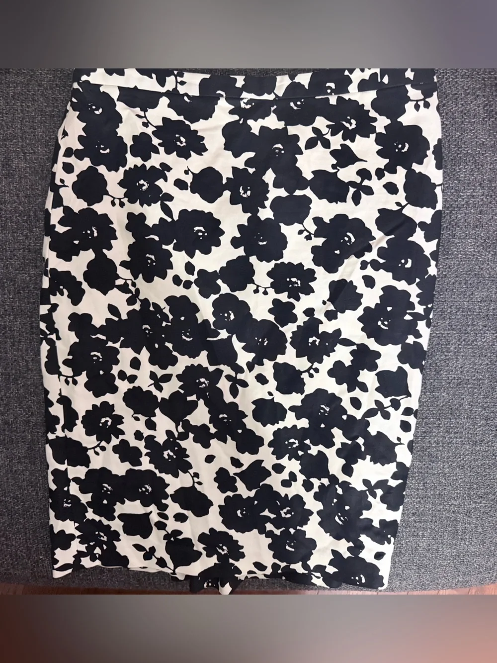 LOFT Black & Ivory Floral Pencil Skirt – Size 8